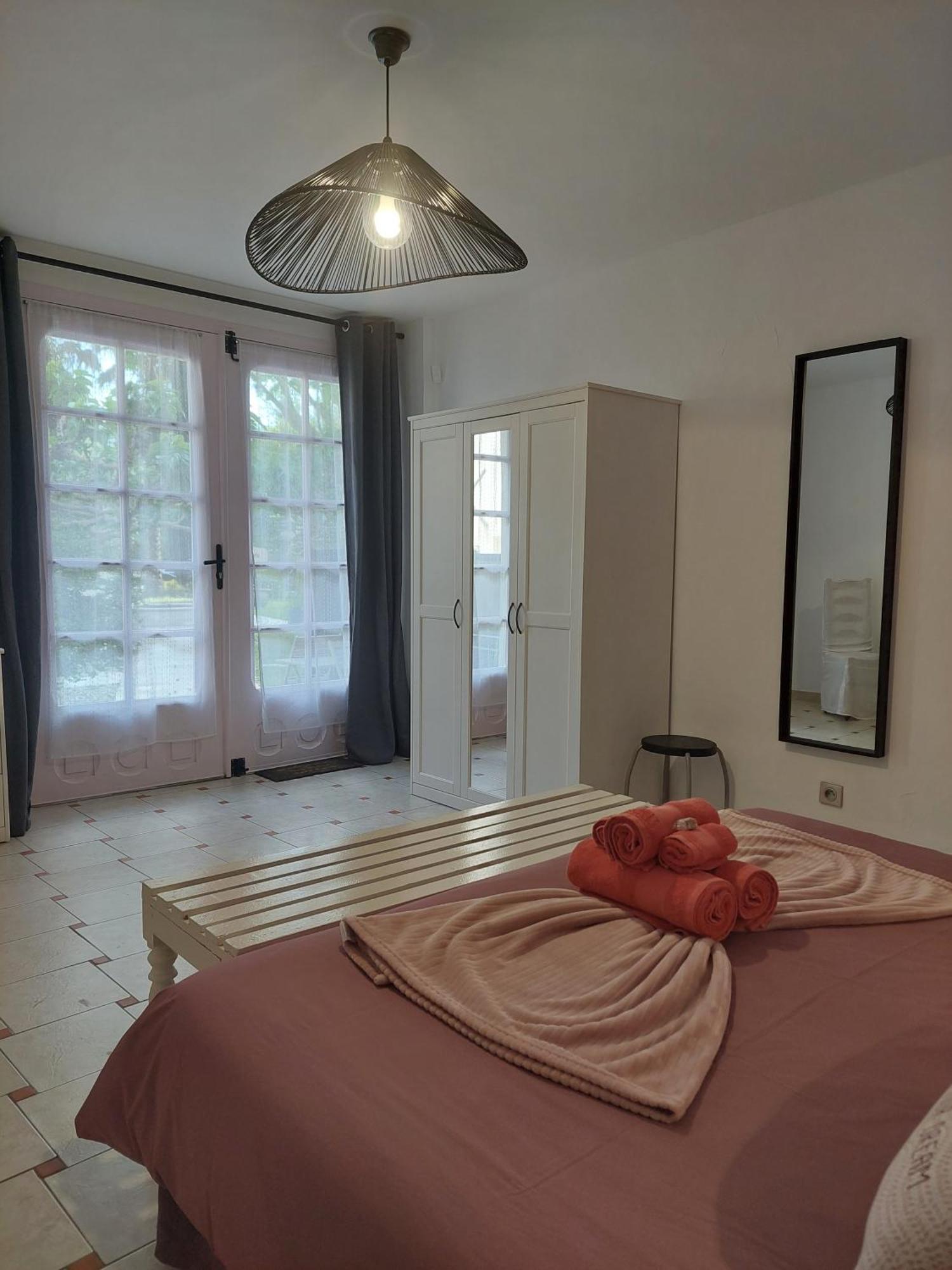 Mas Des Cigognes Bed & Breakfast Le Thor Ngoại thất bức ảnh